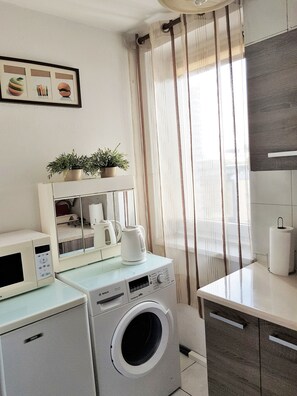 Huoneisto, useita sänkyjä, tupakointi kielletty | Yksityinen keittiö | Täysikokoinen jääkaappi, mikroaaltouuni, uuni, liesi