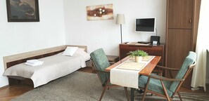 Huoneisto, useita sänkyjä, tupakointi kielletty | Olohuone | 32–tuumainen televisio, jossa kaapelikanavat