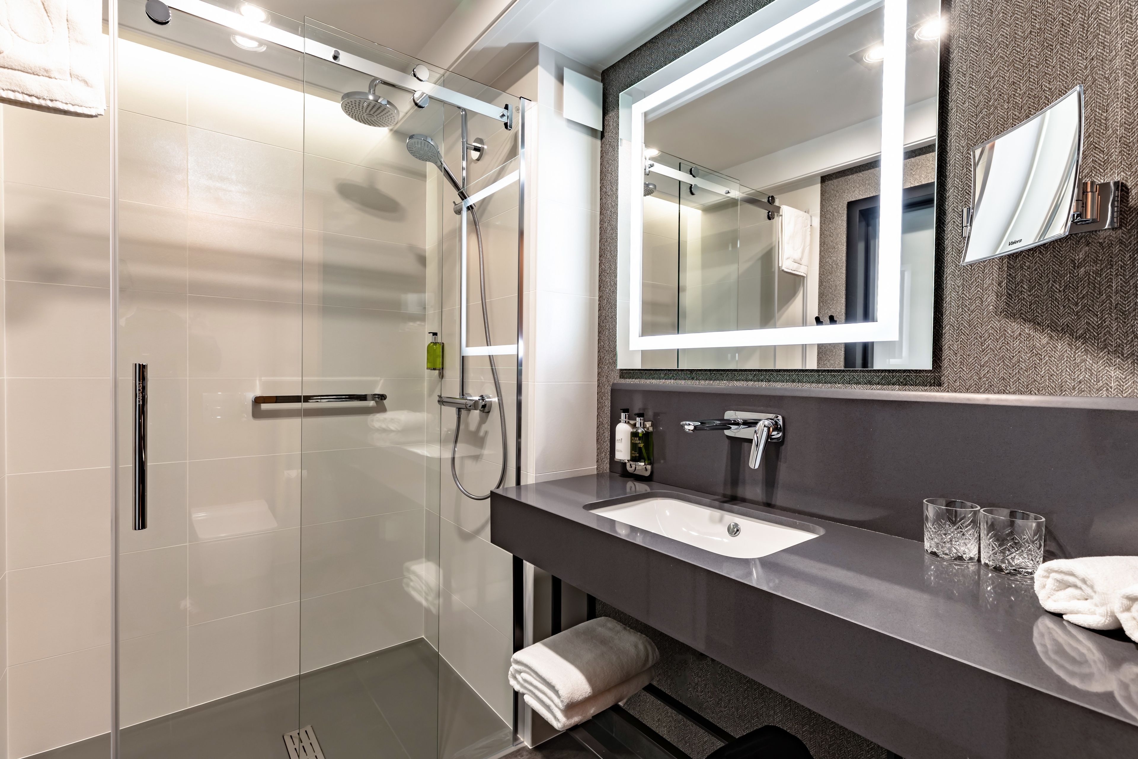 classic double or twin room, non smoking | bathroom | slippers, towels