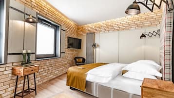 Ropa de cama hipoalergénica y caja de seguridad en la habitación