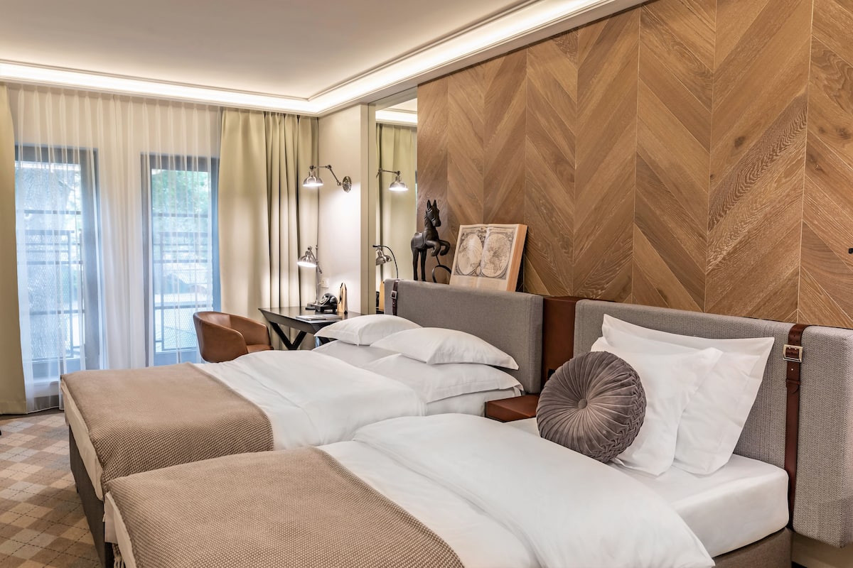 Habitación triple | Ropa de cama hipoalergénica, caja fuerte, escritorio
