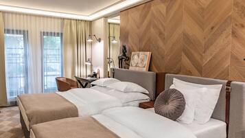 Dreibettzimmer | Allergikerbettwaren, Zimmersafe, Schreibtisch