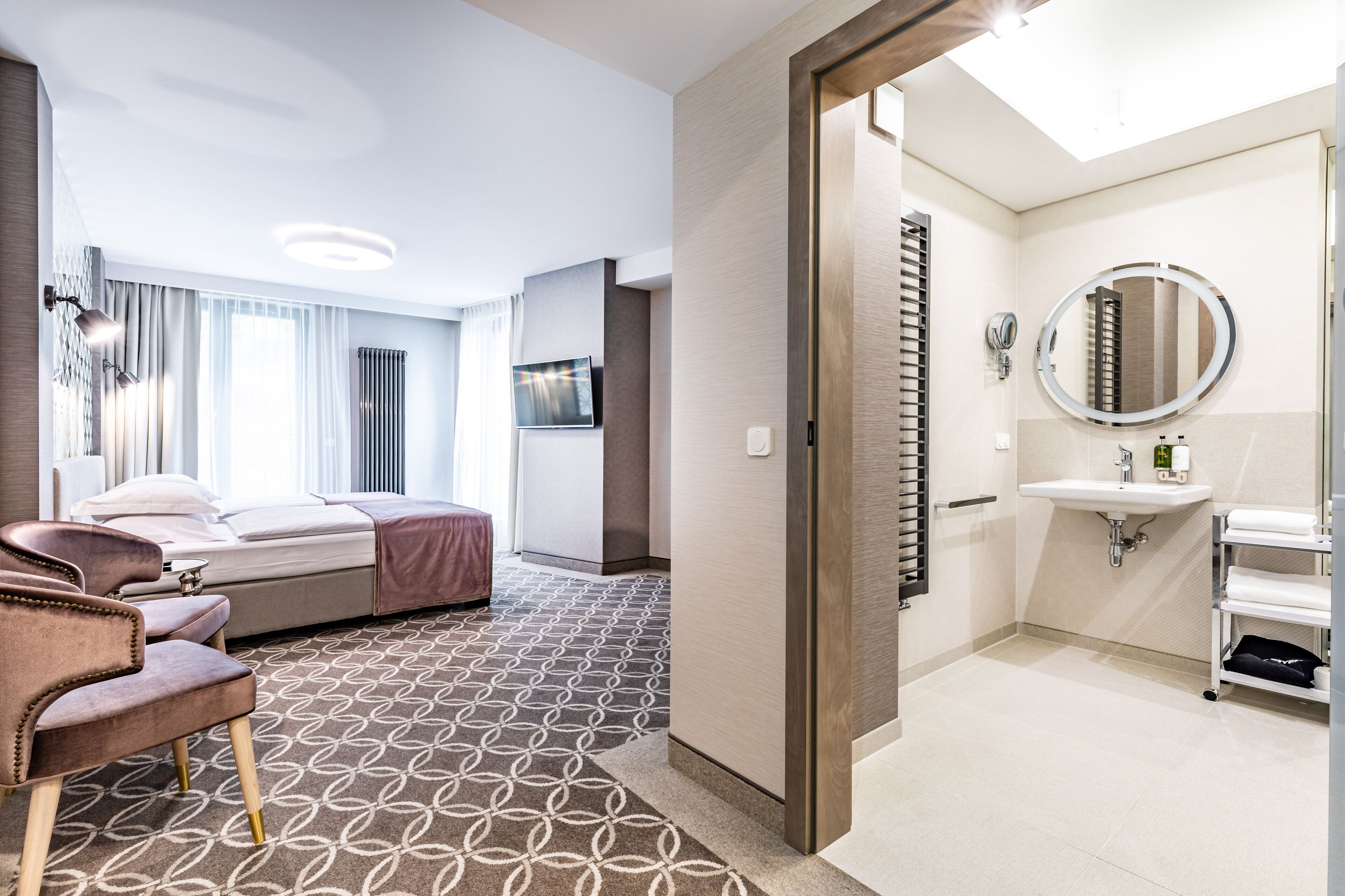 classic double or twin room, non smoking | hypo-allergenic bedding, in-room safe, desk, laptop workspace