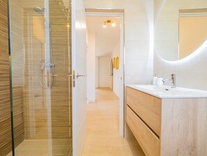 Shower, hair dryer, towels - Cubo's Finca Mis Seis Soles. Wifi, parking, BBQ, pool. (Coín)