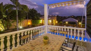 Una terrazza con piscina, area relax all'aperto e vista sul paesaggio circostante.