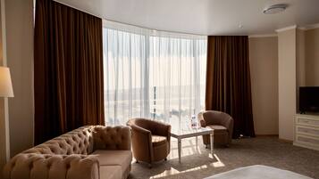 Luxury Suite, 1 Katil Raja (King) | Ruang tamu | TV skrin rata