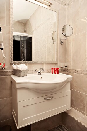 高級客房, 1 張特大雙人床, 陽台 | 浴室 | 免費盥洗用品、吹風機、拖鞋、毛巾