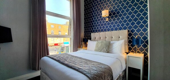 Premium bedding, desk, laptop workspace, iron/ironing board - The Gate Hotel (Dublin)