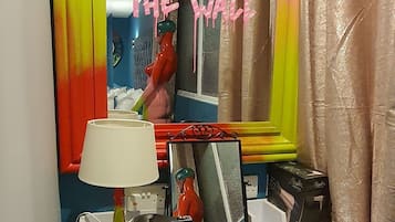 Quarto casal luxo | Roupas de cama premium, escrivaninha, espaço de trabalho para notebook