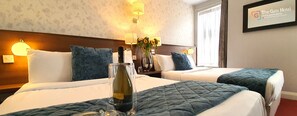 Zweibettzimmer | Hochwertige Bettwaren, Schreibtisch, laptopgeeigneter Arbeitsplatz
