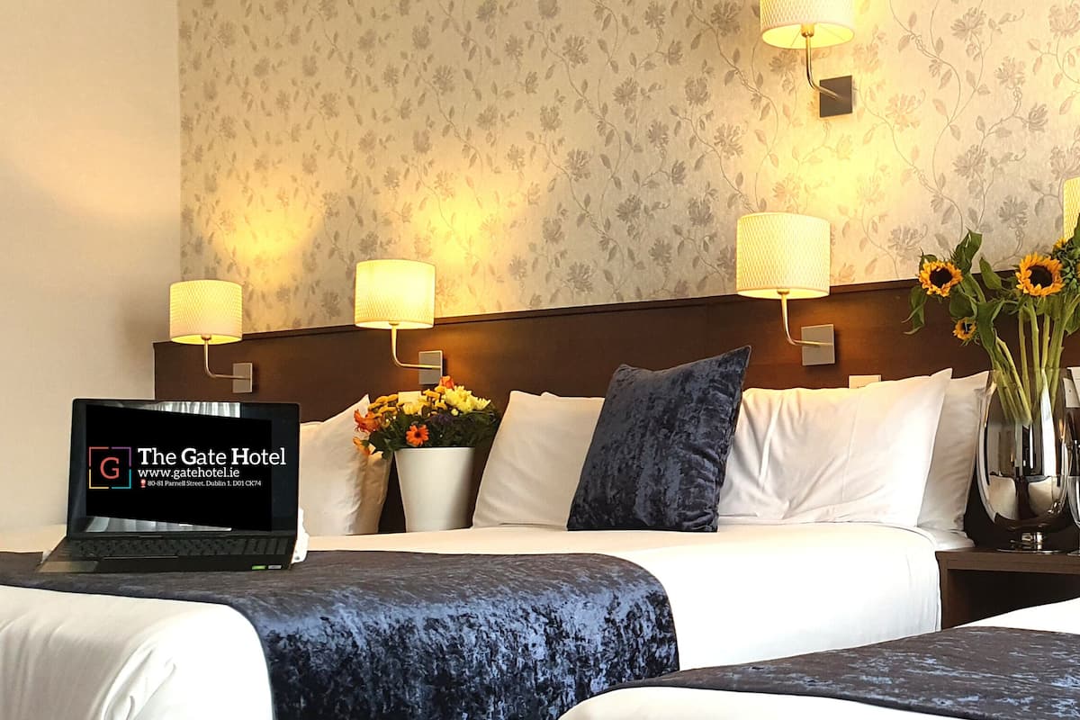 Luxe beddengoed, een bureau, een laptopwerkplek