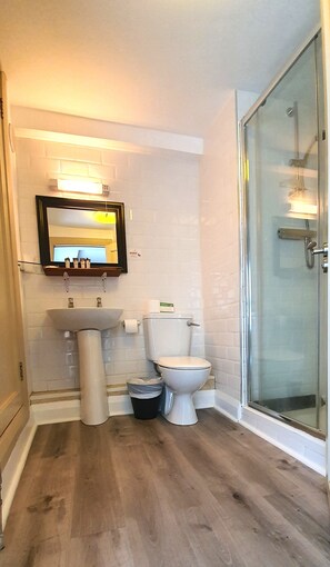 Hair dryer, towels, soap, shampoo - The Gate Hotel (Dublin)