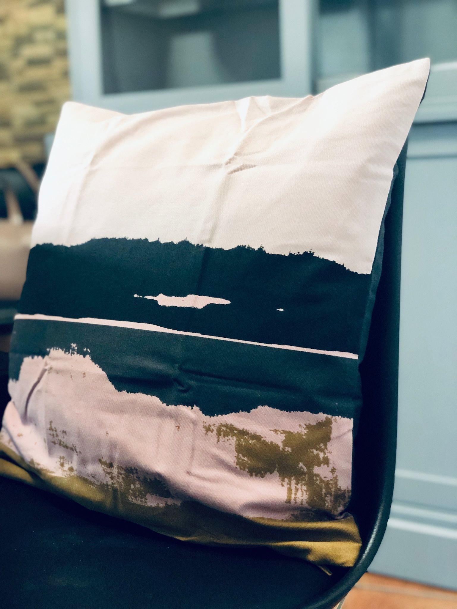 Un almohadón con diseño de paisaje.