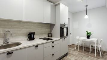 Family underground | Cucina privata | Frigorifero, forno, piano cottura, lavastoviglie