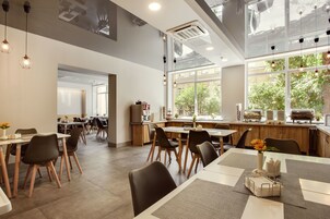 Desayuno buffet diario (EUR 15 por persona)