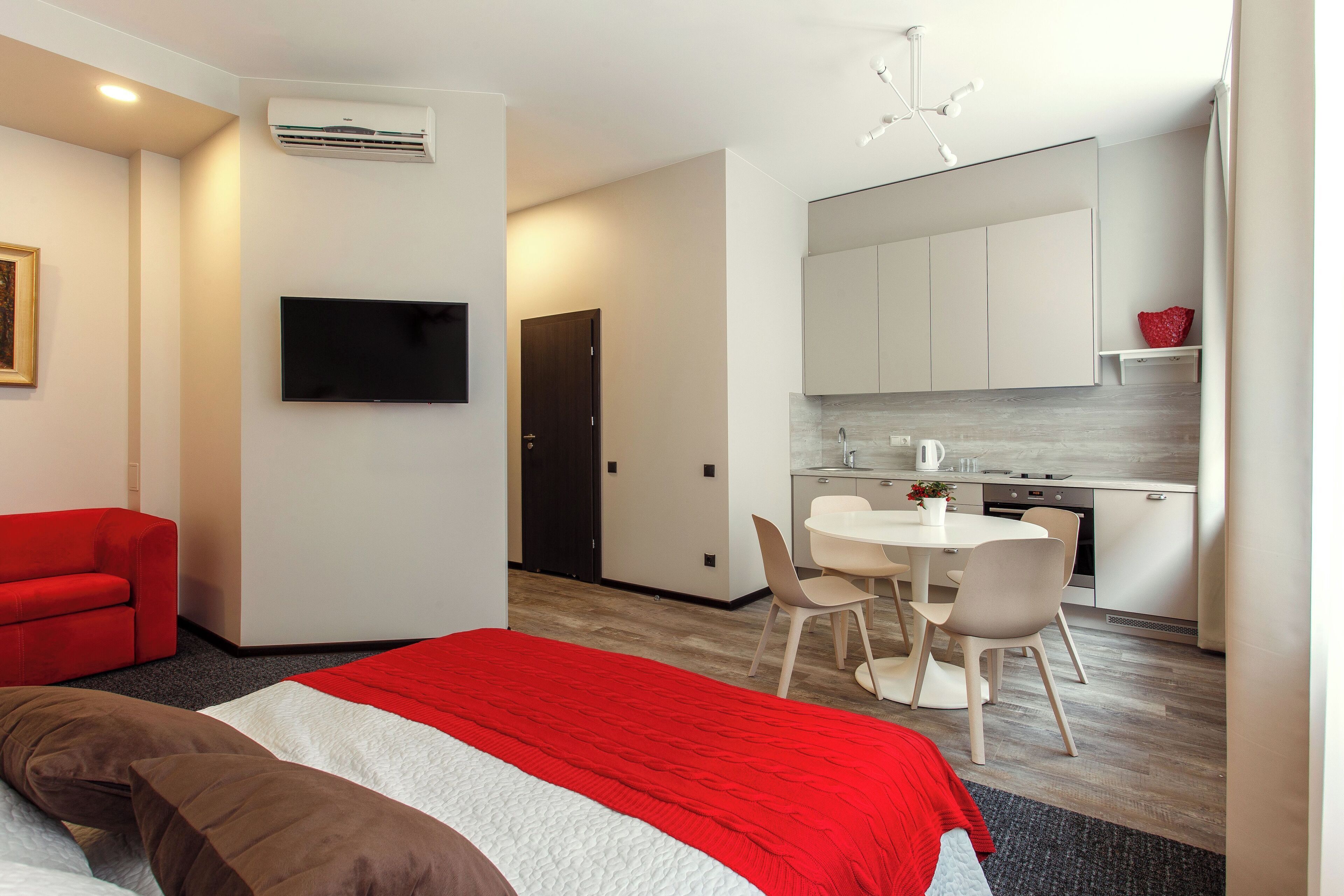 1 Schlafzimmer, hochwertige Bettwaren, Schreibtisch