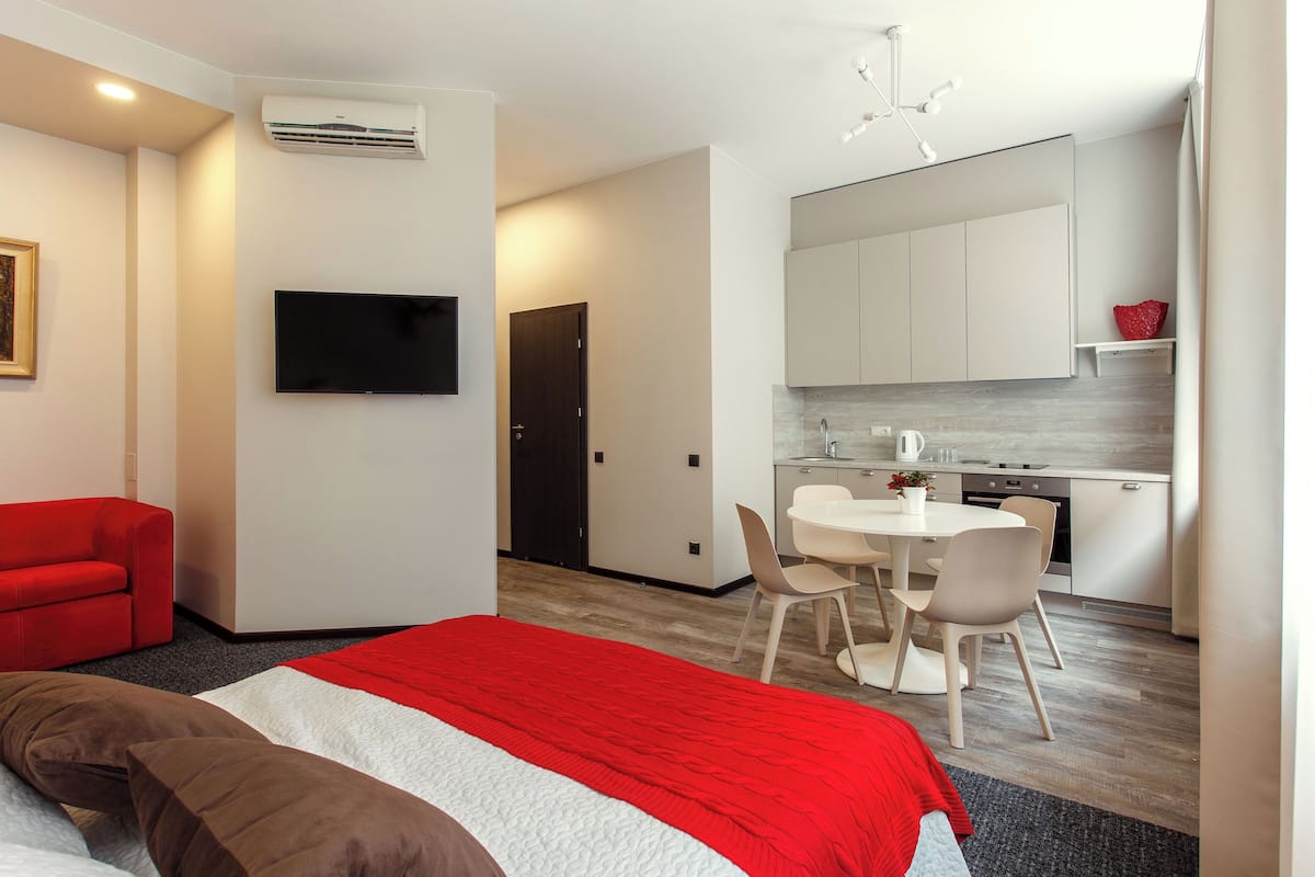 1 Schlafzimmer, hochwertige Bettwaren, Schreibtisch