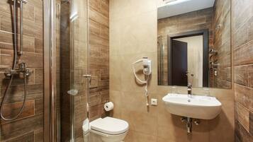 Appartement, 1 tweepersoonsbed, niet-roken | Badkamer | Een douche, gratis toiletartikelen, een haardroger, handdoeken