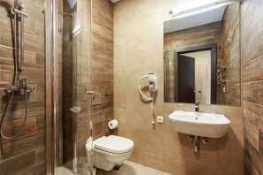 Appartamento, 1 letto matrimoniale, non fumatori | Bagno | Doccia, set di cortesia gratuito, asciugacapelli, asciugamani