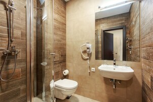 Appartamento, 1 letto matrimoniale, non fumatori | Bagno | Doccia, set di cortesia gratuito, asciugacapelli, asciugamani