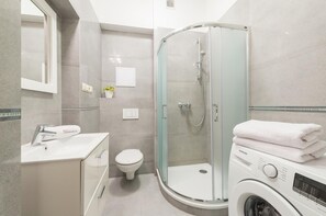 Economy appartement | Badkamer | Een douche, gratis toiletartikelen, handdoeken