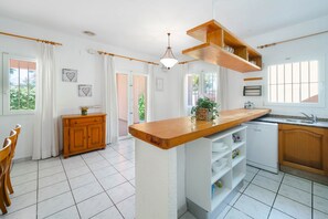 Unclassified image, 4 of 25, button