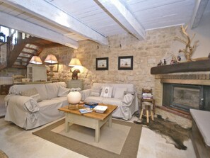TV, fireplace - Authentic sheepfold close to a charming village. (Viens)
