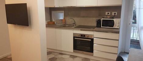 Refrigerador, microondas, horno y parrilla de estufa