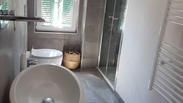 Doccia, asciugacapelli, bidet, asciugamani