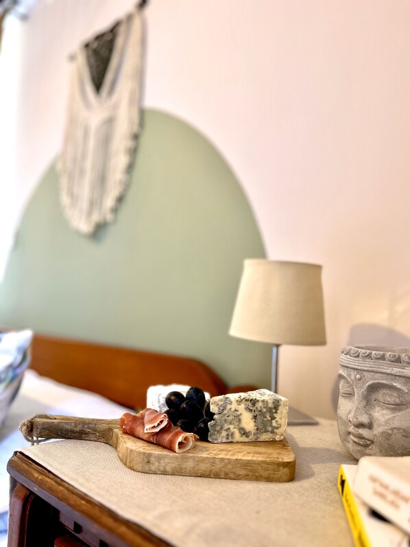 Comfort Apartment, 1 Queen Bed, Non Smoking, City View | Room amenity