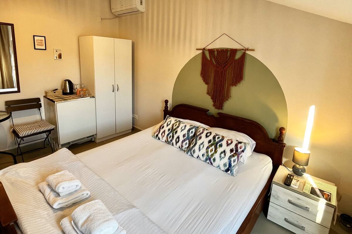 Basic Room, 1 Queen Bed, Non Smoking | Minibar, in-room safe, iron/ironing board (on request), WiFi (free)
