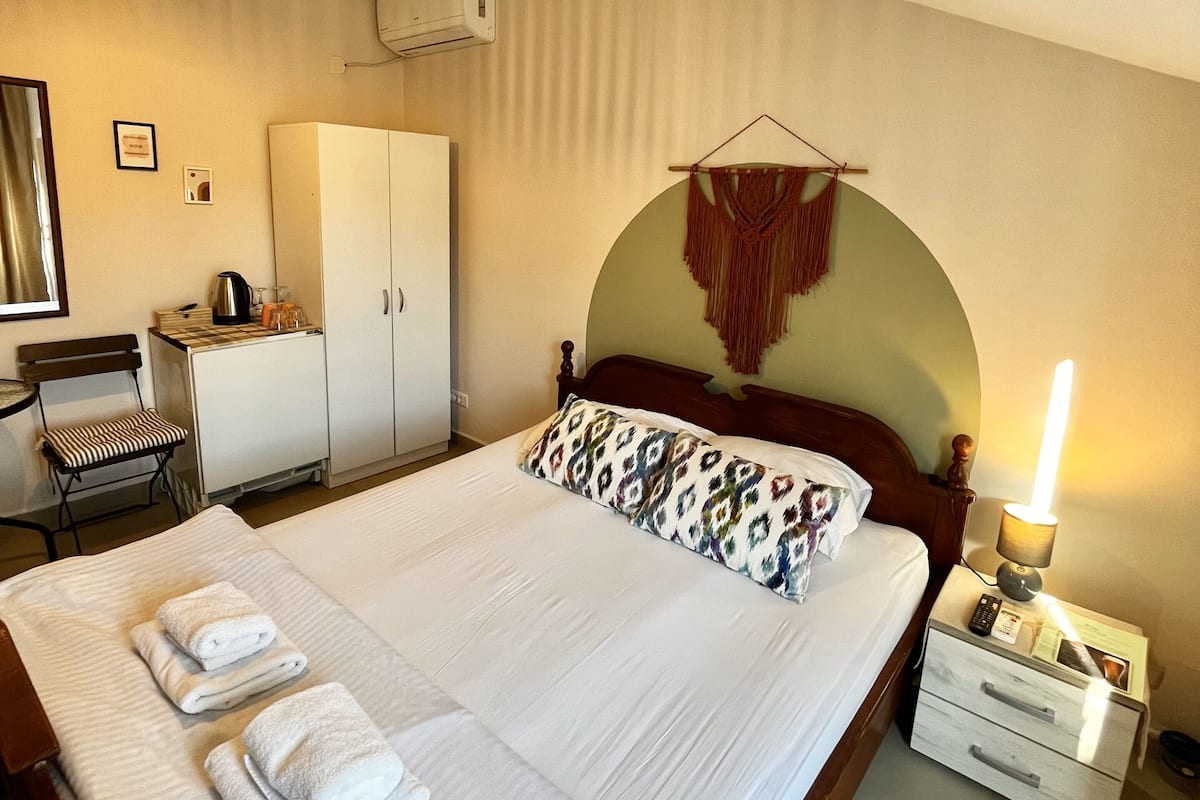 Basic Room, 1 Queen Bed, Non Smoking | Minibar, in-room safe, iron/ironing board, free WiFi