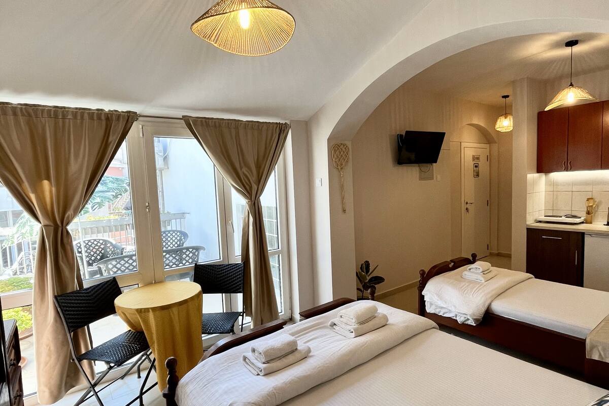 Studio, City View | Minibar, in-room safe, iron/ironing board (on request), WiFi (free)