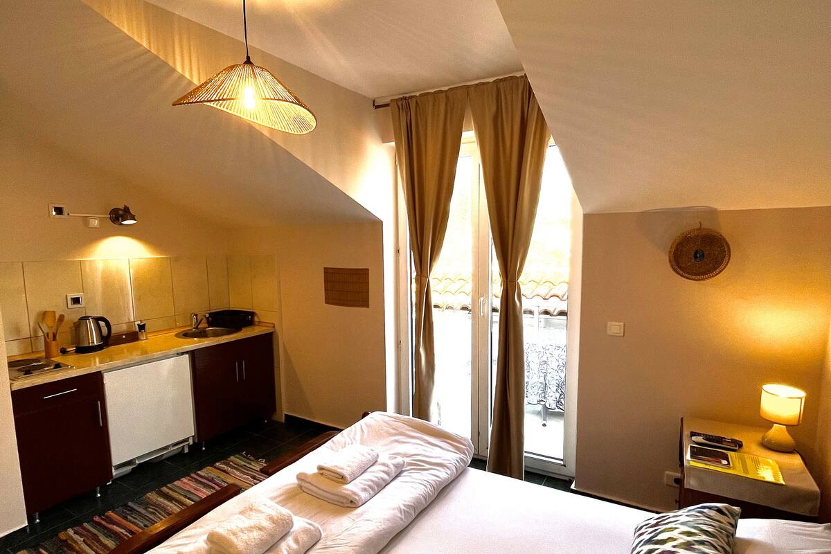 Comfort Apartment, 1 Queen Bed, Non Smoking, City View | Minibar, in-room safe, iron/ironing board (on request), WiFi (free)