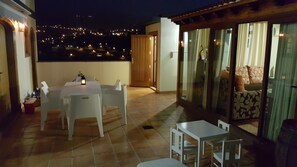 Outdoor dining - Luxury Loft in Gran Canaria. Jacuzzi and Free WIFI. (Sta Brígida)