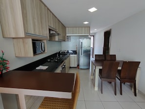 Appartement Deluxe | Cuisine privée | Cafetière/bouilloire, tables à manger