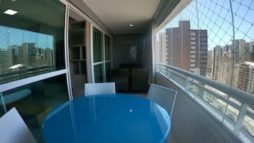 Club Apartment | Outdoor dining