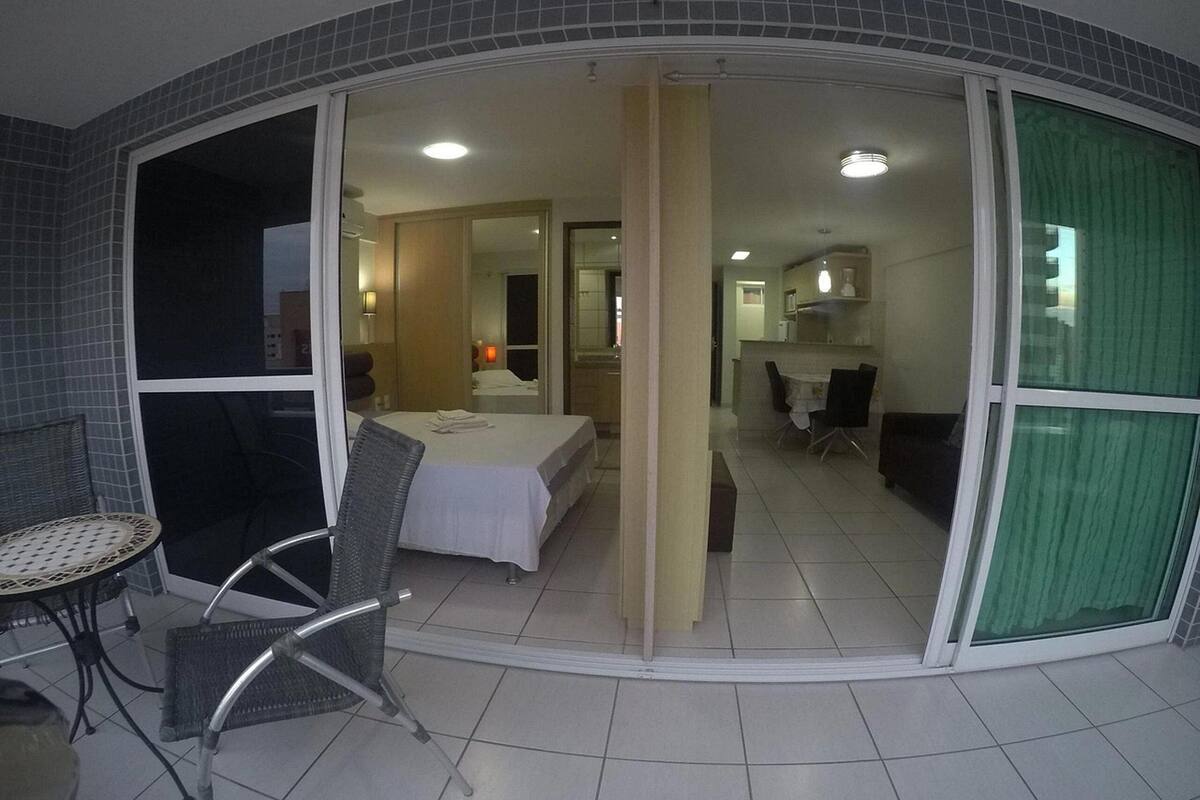 Et hotelværelse med en seng, et lille bord og en stol.