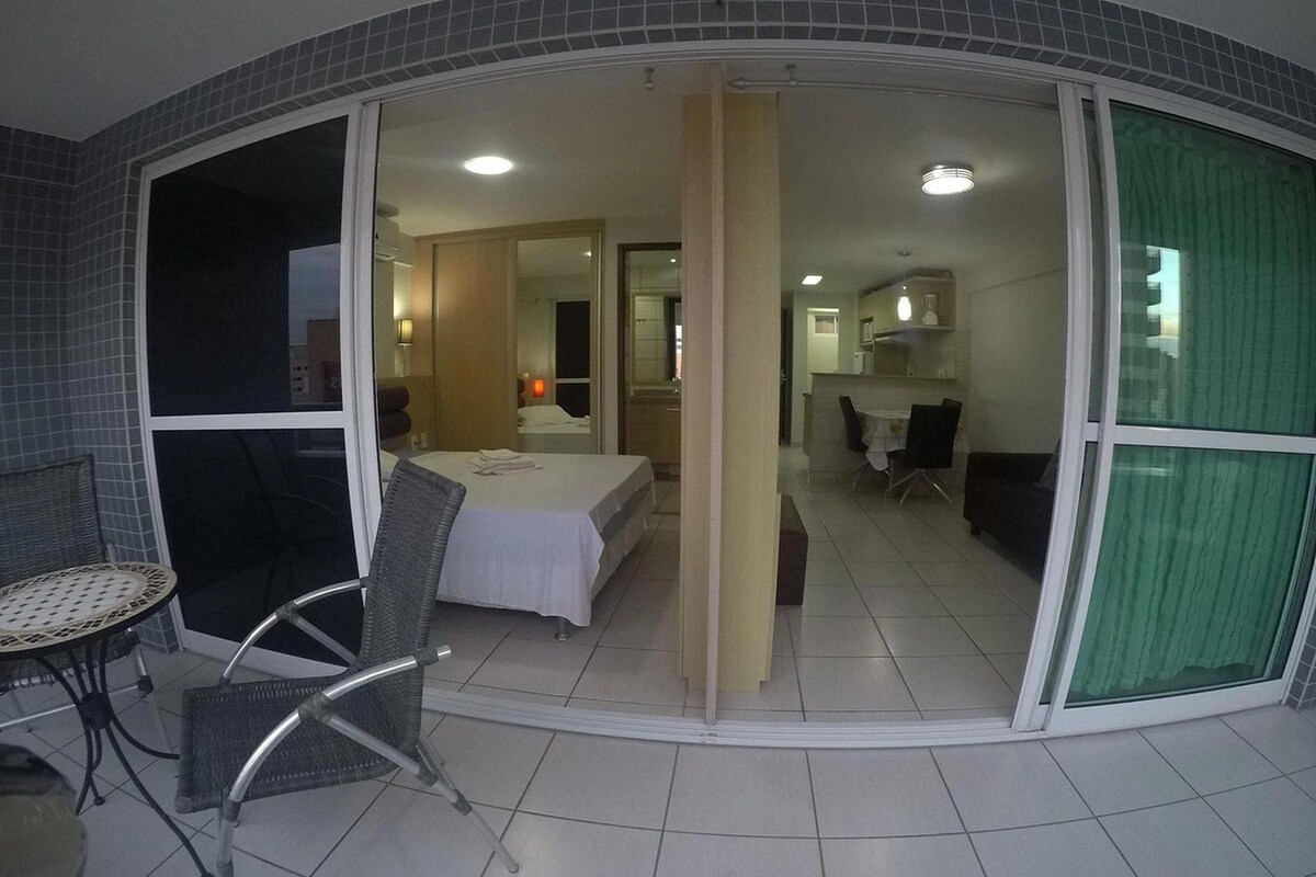 Ein Hotelzimmer mit einem Bett, einem kleinen Tisch und einem Stuhl.
