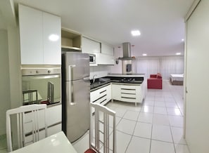 Appartement | Privékeuken | Een koelkast, een microgolfoven, een kookplaat