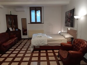 3 bedrooms, desk, iron/ironing board, WiFi