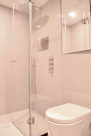 อพาร์ทเมนท์ (1 Bedroom) | ห้องน้ำ | ฝักบัว, ของใช้ในห้องน้ำฟรี, ไดร์เป่าผม, ผ้าเช็ดตัว