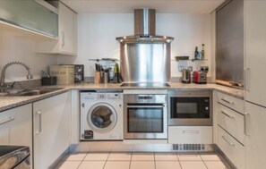 Private kitchen - 2 Bedroom Apartment in Central London (London)