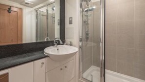 Apartment (2 Bedrooms) | Bathroom - 2 Bedroom Apartment in Central London (London)