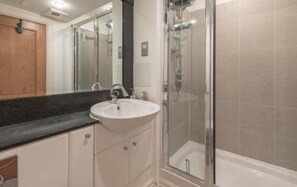 Apartment (2 Bedrooms) | Badezimmer | Badewanne und Dusche (separat), kostenlose Toilettenartikel