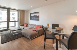 Apartment (2 Bedrooms) | Wohnzimmer | Fernseher