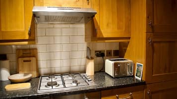 Apartment (2 Bedrooms) | Private kitchen | Full-size fridge, microwave, oven, stovetop