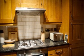 Apartment (2 Bedrooms) | Private kitchen | Full-size fridge, microwave, oven, stovetop - Newly Refurbed Home With Free Parking (Edinburgh)