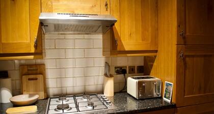 Newly Refurbed Home With Free Parking