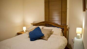 Apartment (2 Bedrooms) | 2 bedrooms, laptop workspace, iron/ironing board, bed sheets